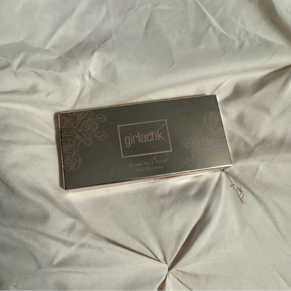 Girlactik Blush Me and Glow Face Pallette